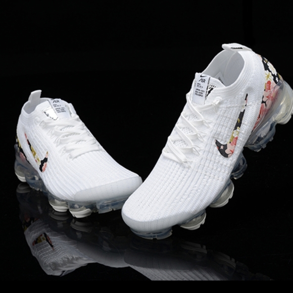 Women Nike air vapormax white sneakers - Picture 4 of 8